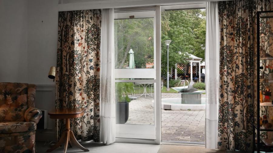Utgång till trädgården från salongen. Foto: Elinne Daniels, Mäklarhuset.